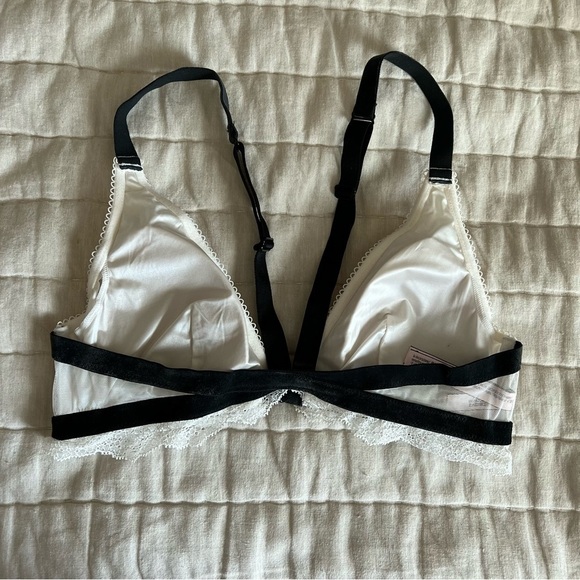 Victoria’s Secret White Chantilly Lace Front Close Triangle Bralette Size Medium - Picture 10 of 15